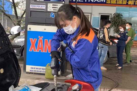 Ngày mai, giá xăng có thể tiếp đà giảm mạnh