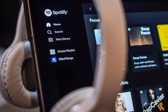 Spotify loại bỏ hàng nghìn bài hát do AI tạo ra