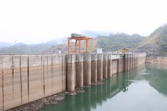 Hệ thống điện quốc gia gặp nhiều khó khăn khi nắng nóng kéo dài trên diện rộng