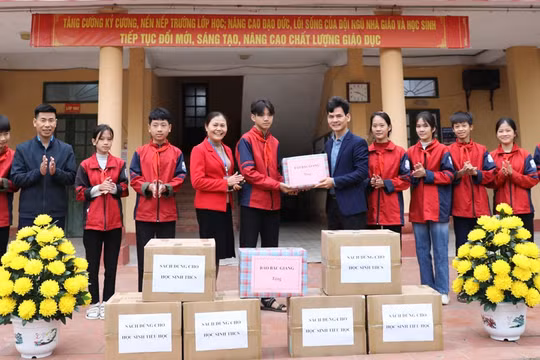 Báo Bắc Giang tặng 1 nghìn cuốn sách cho học sinh xã đặc biệt khó khăn