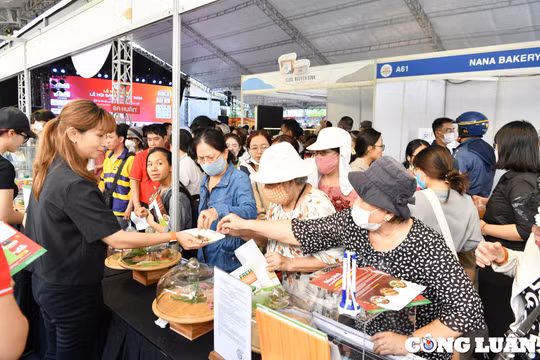 Người dân 'rồng rắn' xếp hàng chờ thưởng thức bánh mì tại lễ hội lần đầu tổ chức