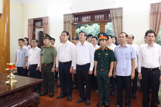 Lãnh đạo tỉnh Vĩnh Phúc dâng hương tri ân người có công với cách mạng