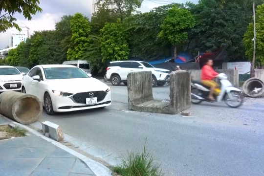 Hà Nội: Dự án thi công đường gần 4 năm chưa xong tiềm ẩn nguy hiểm cho người dân