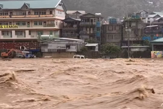 Siêu bão Doksuri: Phà lật khiến 25 người thiệt mạng ở Philippines, Trung Quốc nâng mức cảnh báo cao nhất