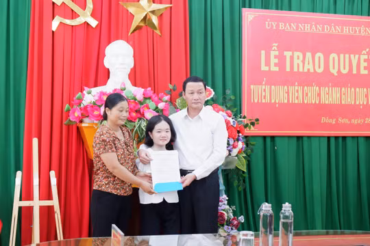 Thanh Hóa: Trao quyết định tuyển dụng đặc cách cho cô giáo khuyết tật Lê Thị Thắm