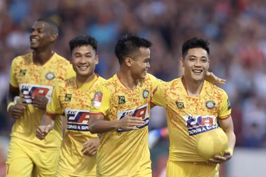 Đông Á Thanh Hóa vẫn giữ được ngôi đầu bảng xếp hạng dù để thua đậm trước Công an Hà Nội