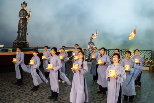 Hàng ngàn du khách và phật tử tới núi Bà Đen dâng hoa đăng mừng lễ Phật đản