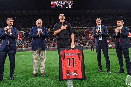 Ibrahimovic giải nghệ trong nước mắt