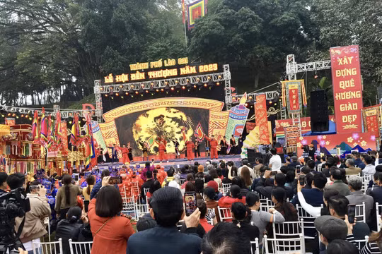 Hàng vạn người tham dự Hội xuân lớn nhất vùng biên giới Lào Cai