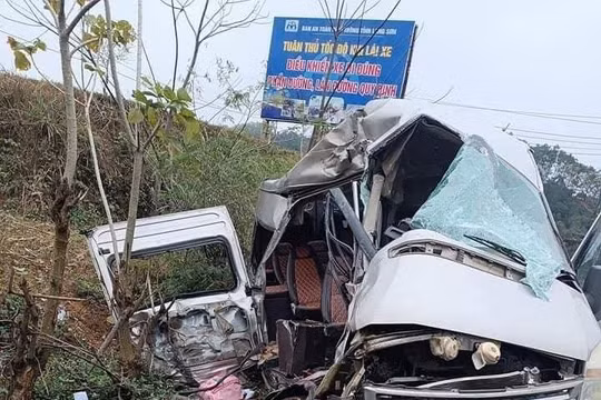 Lạng Sơn: Xe khách va chạm với xe đầu kéo, 8 người thương vong
