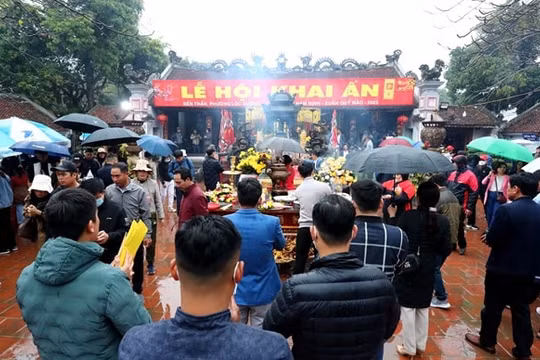 Không có cảnh chen lấn, xô đẩy xin lộc ấn tại Lễ hội Đền Trần Nam Định