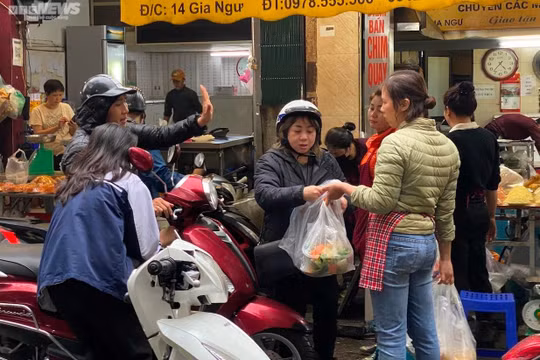 Chợ Hàng Bè tấp nập người mua kẻ bán ngày Rằm tháng Giêng