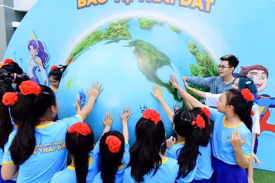 Tuyên truyền và giáo dục cho học sinh tiểu học cách phân loại rác bảo vệ môi trường