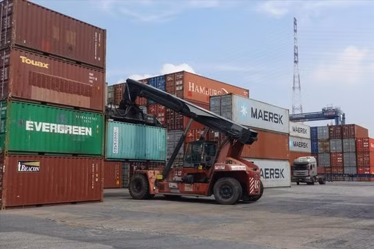 Hàng nghìn container vô chủ ở Cát Lái