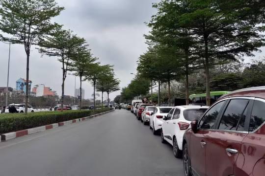 Khi vỉa hè Hà Nội không dành cho người đi bộ mà để trông giữ xe
