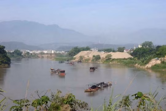 Lào Cai: Kiểm tra các doanh nghiệp khai thác cát sỏi trên sông Hồng