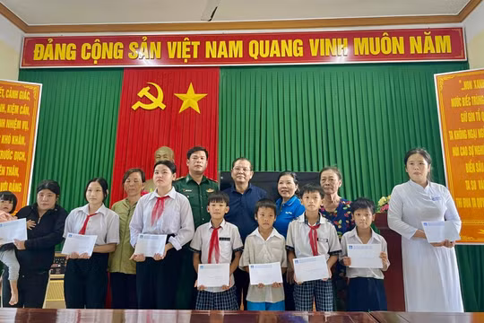 Hội Nhà báo TP. Hà Nội trao 10 suất học bổng cho học sinh có hoàn cảnh khó khăn tại Lý Sơn