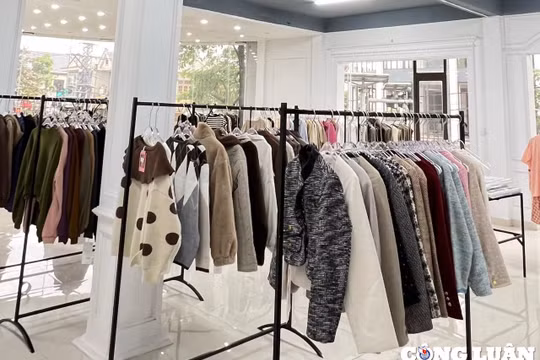 Chủ shop thời trang ở miền Bắc “méo mặt” vì mùa đông đến trễ