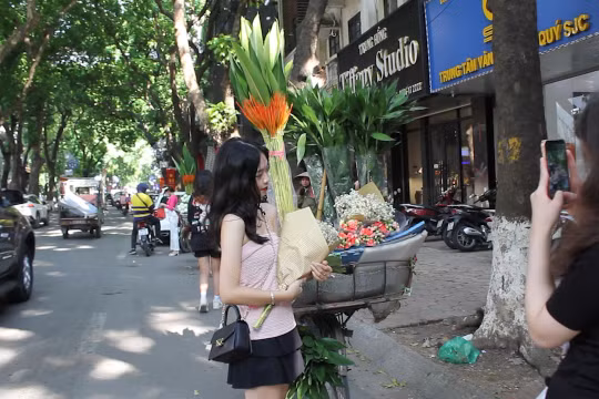 Giới trẻ thích thú "check in" cùng những gánh hoa trên phố Hà Nội
