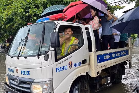 Phú Thọ: CSGT lái xe chuyên dụng chở thí sinh đến làm thủ tục thi