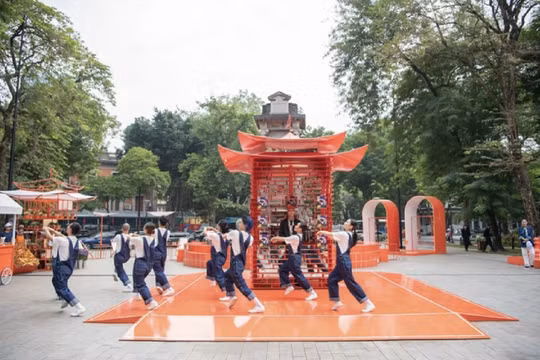 Lần đầu có mặt tại Hà Nội, Kiosk trứ danh Le Monde d’Hermès khiến người ta phải đồng tình: Cool quá!