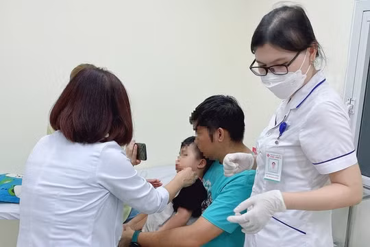 Cháu bé 3 tuổi phải khâu 30 mũi vì bị chó thả rông cắn