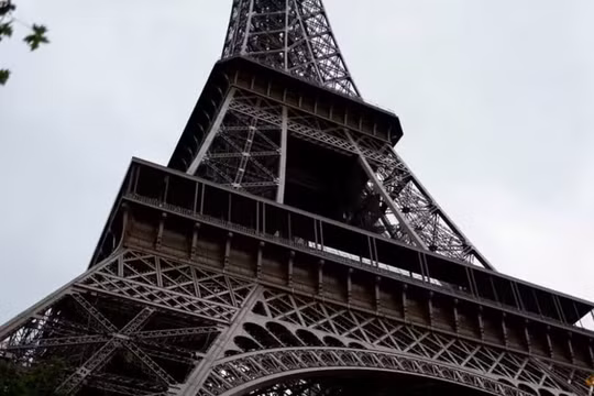 Du khách Mỹ say xỉn ngủ trên đỉnh tháp Eiffel