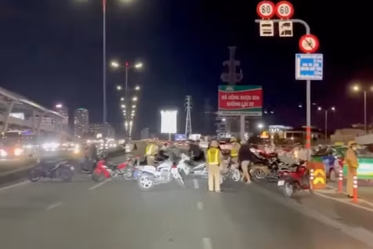 CSGT vây bắt hàng chục quái xế so kè tốc độ trên cầu Sài Gòn
