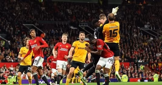 "Cứu" Man Utd, 3 trọng tài Ngoại hạng Anh bị treo còi
