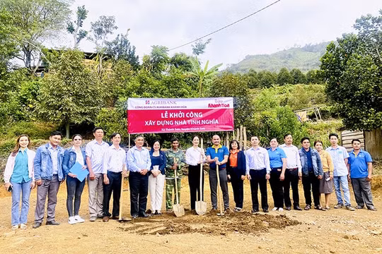 Báo Khánh Hòa phối hợp tổ chức khởi công xây dựng 2 căn nhà tình nghĩa