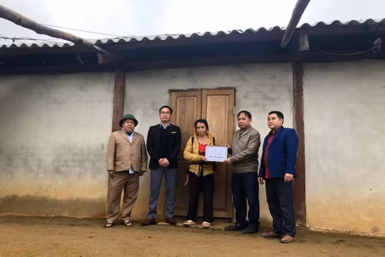 Bàn giao 10 ngôi nhà tình nghĩa cho người dân xã biên giới Na Ngoi