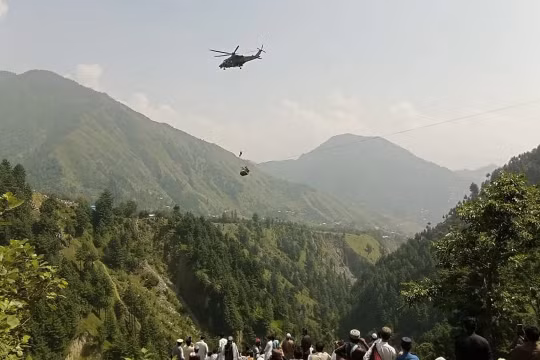 Những khoảnh khắc nghẹt thở khi giải cứu các học sinh Pakistan mắc kẹt trên cáp treo