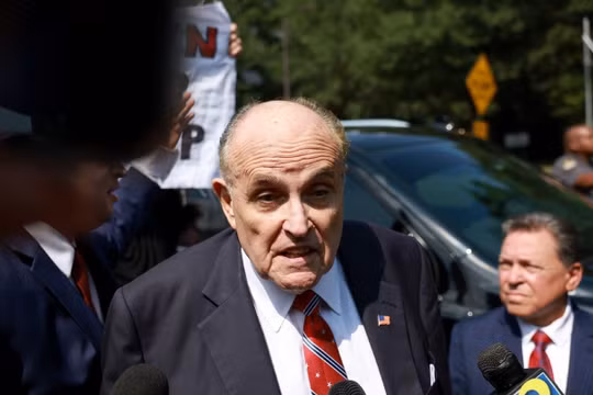 Thêm cựu Thị trưởng New York và hàng loạt cộng sự của ông Trump ra đầu thú