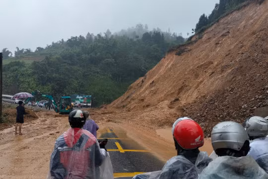 Lào Cai: Mưa lớn gây sạt lở nhiều tuyến đường, gây ách tắc giao thông lên Sa Pa