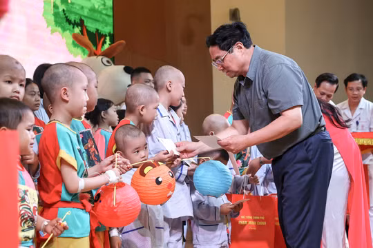 Thủ tướng Phạm Minh Chính động viên, tặng quà các bệnh nhi nhân dịp Tết Trung thu năm 2023