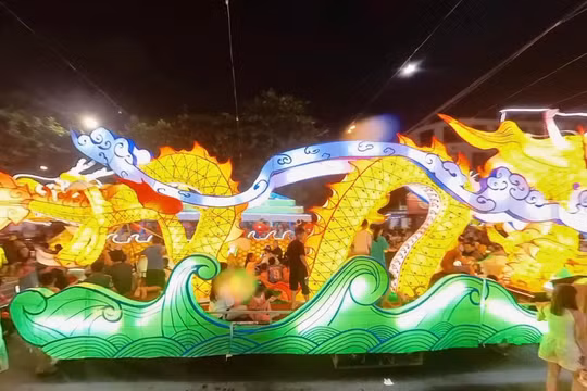 Vui Tết Trung thu, ghé Thành Tuyên ngắm đèn lồng khổng lồ