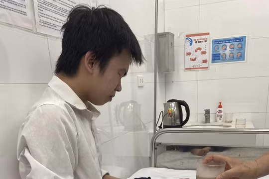 Nam sinh đính chính tin đồn “mồ côi, ngất xỉu do đói nên đến muộn giờ thi Toán”