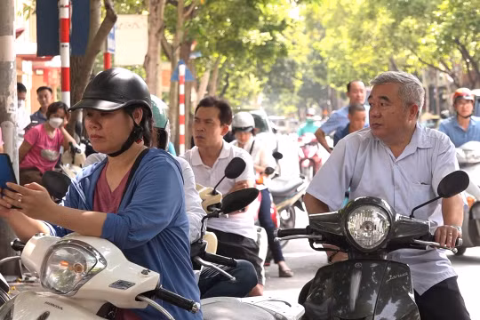 Phụ huynh giảm bớt căng thẳng khi các sĩ tử bước vào những môn thi cuối
