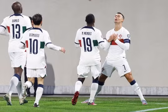Ronaldo 'khoe' kiểu ăn mừng mới khi ghi bàn vào lưới Luxembourg