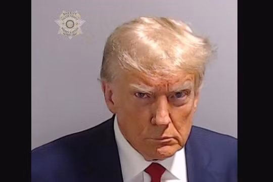 Ông Donald Trump gây sốt khi trở lại mạng xã hội X với bức ảnh hồ sơ nghi phạm