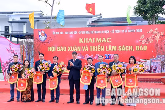 Hơn 400 ấn phẩm báo chí được giới thiệu tại Hội báo Xuân Xứ Lạng