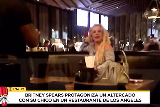 Britney Spears gây náo loạn, có hành động bất thường giữa nhà hàng