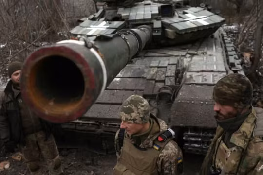 NATO có thể cung cấp thêm vũ khí hạng nặng cho Ukraine