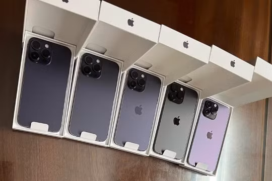 Doanh nghiệp bán lẻ “kêu trời” vì khan iPhone, Apple vừa đá bóng, vừa thổi còi?