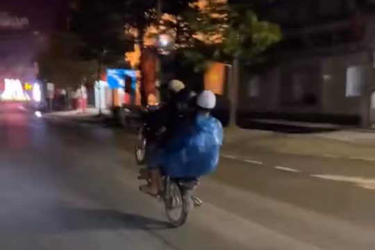 Bốc đầu xe khoe “chiến tích”, nhóm thanh niên bị xử phạt