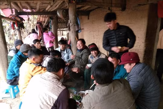 Mổ lợn ăn Tết - nét văn hóa truyền thống của người Mông