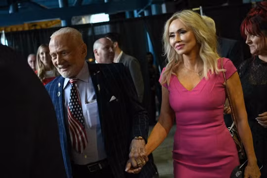 Phi hành gia Buzz Aldrin kết hôn vào sinh nhật lần thứ 93