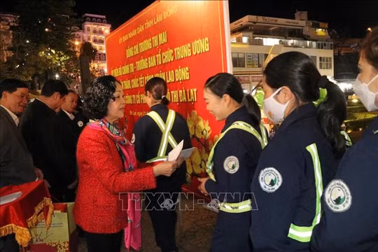 Trưởng ban Tổ chức Trung ương Trương Thị Mai chúc Tết công nhân môi trường Đà Lạt