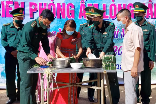 Bánh chưng xanh, thắm tình quân dân biên giới