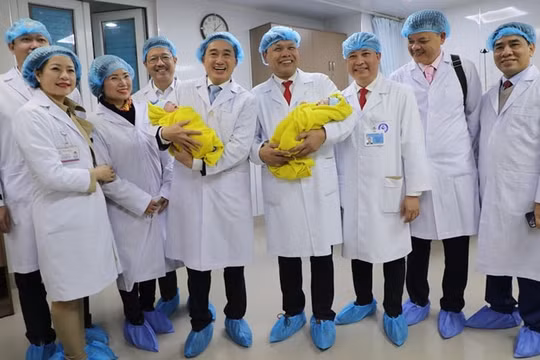 Trong thời khắc giao thừa, Bệnh viện Phụ sản Trung ương đón 4 bé chào đời